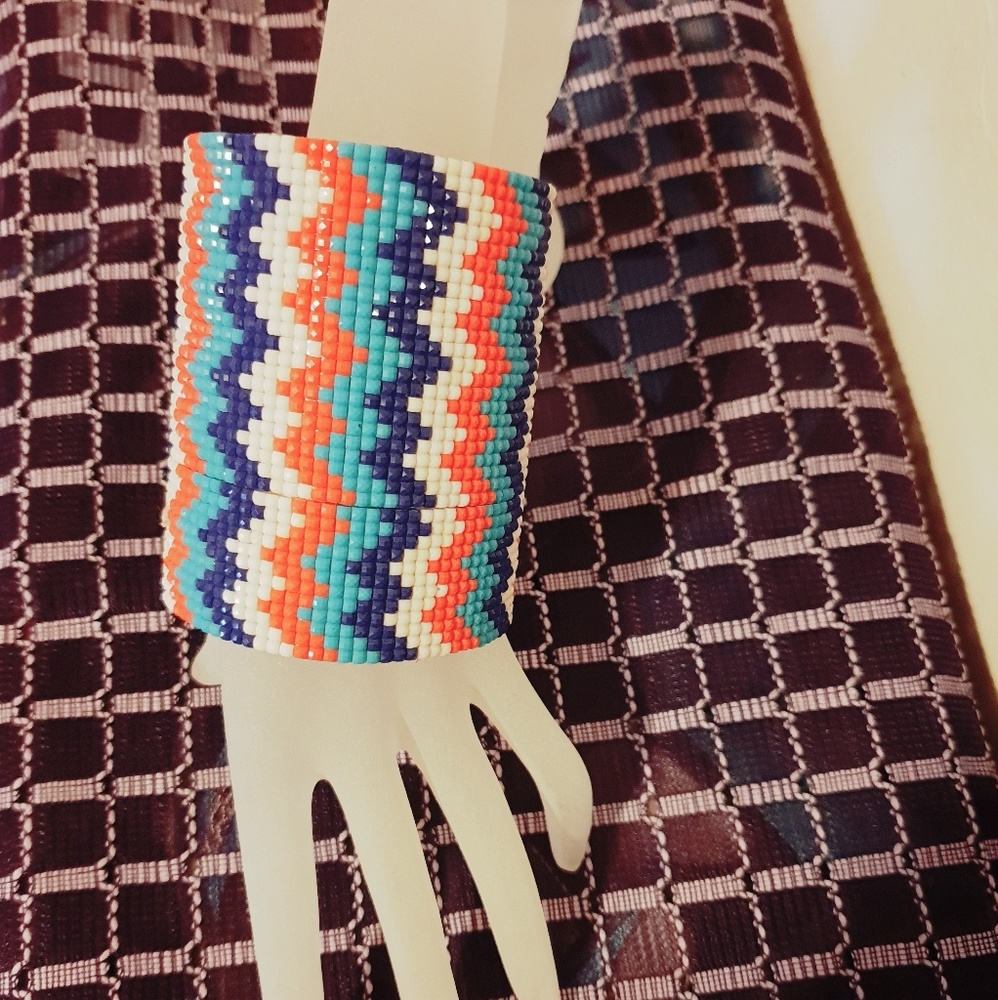 Multi color faceted chroma beads pattern cuff